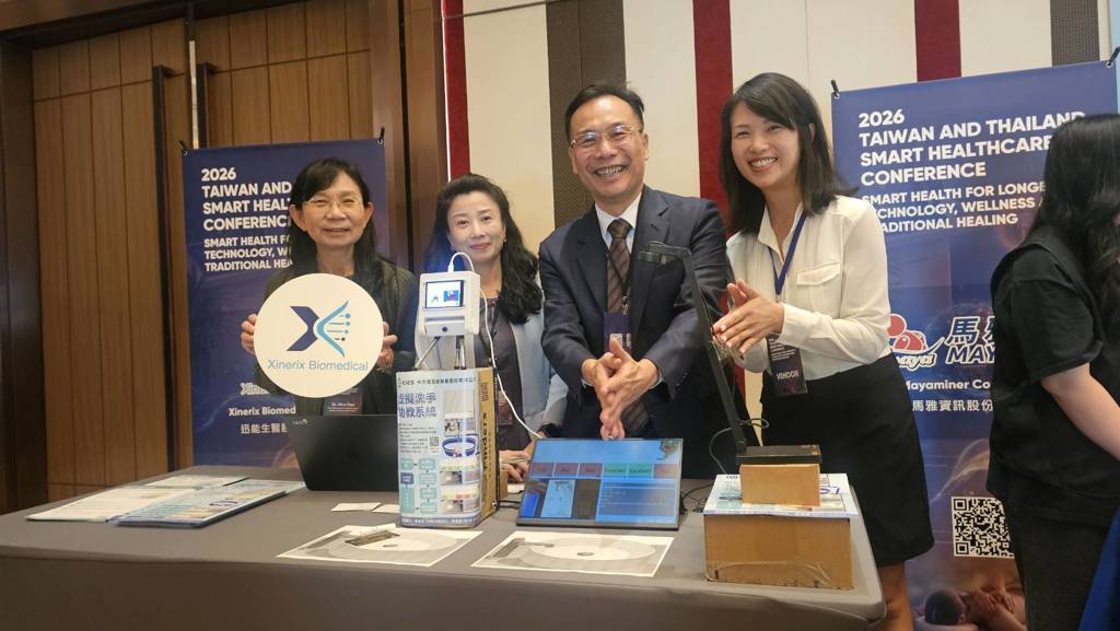 中華民國駐泰代表藍夏禮（右二）巡攤，力挺臺灣醫療科技業者。圖／主辦單位